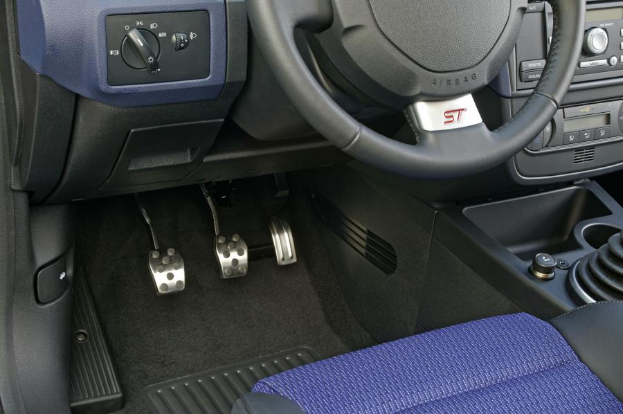  Ford Fiesta ST 2005 года  (фото 16 из 57)